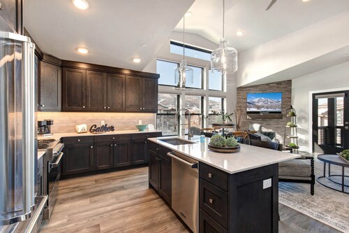 Moose Mgmt at Mayflower Lakeside 301-21: Patio w/ Grill-2 King Beds-Dogs Welcome
