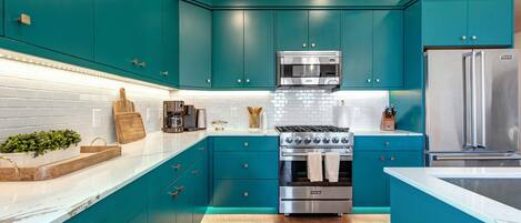 Jääkaappi, mikroaaltouuni, uuni, liesi