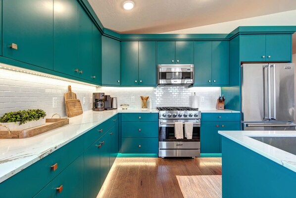 Réfrigérateur, micro-ondes, four, plaque de cuisson