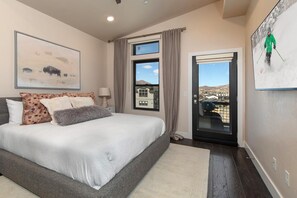 3 bedrooms, desk, iron/ironing board, free WiFi - Moose Mgmt at Mayflower Lakeside 304-21: Freshly Furnished- Open-Concept Kitchen (Park City)