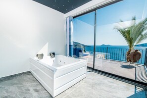Combined shower/bathtub, hair dryer, towels, soap