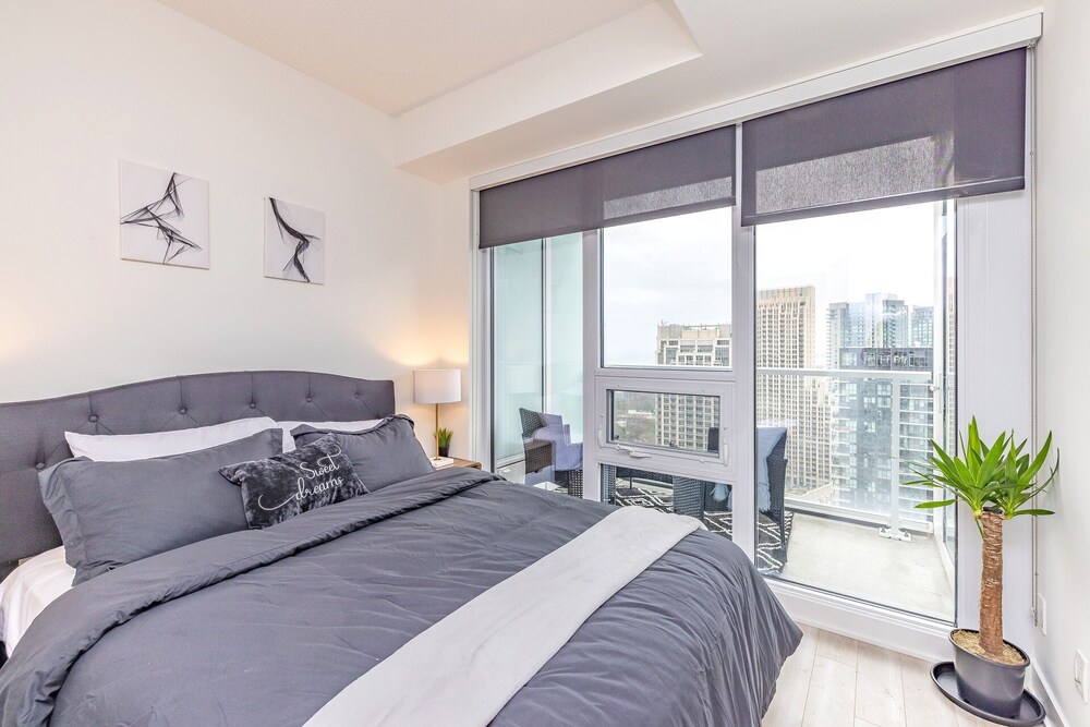 Fresh Look at Saint Suites Luxury High Rise Lake View Gym WiFi Toronto