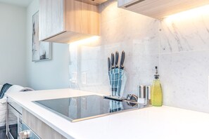 Cookware/dishes/utensils - Saint Suites - Luxury High Rise Lake View/Gym/Wifi (Toronto)