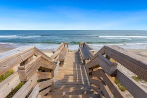 بالقرب من الشاطئ