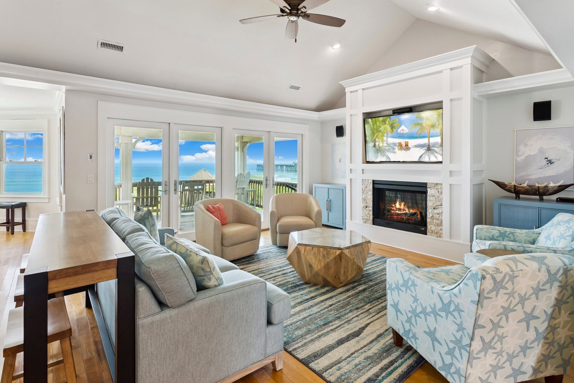 Televisi ón de pantalla plana y chimenea 