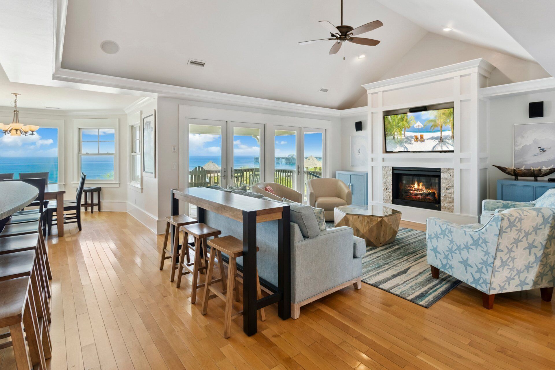 Televisión de pantalla plana y chimenea 