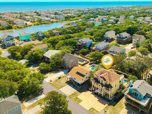 Zona residencial con casas, un lago y un marcador amarillo destacado.