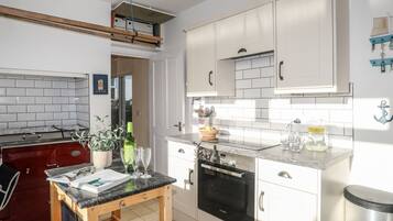 Fridge, dishwasher, cookware/dishes/utensils