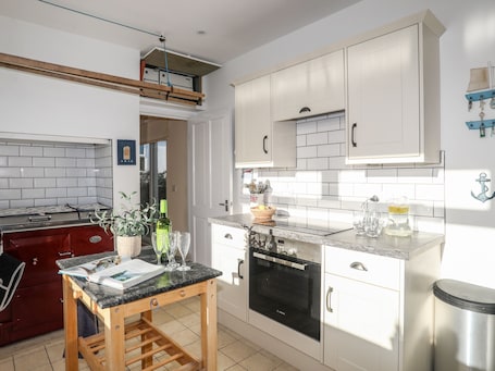 Refrigerador, lavavajillas, utensilios de cocina