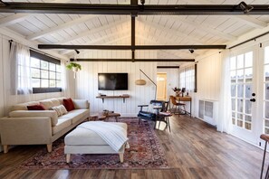 Een televisie, een open haard en een muziekbibliotheek