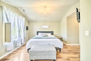 3 bedrooms, iron/ironing board, free WiFi, bed sheets - Luxe Private Vancouver Getaway Near DT & Portland! (Vancouver)