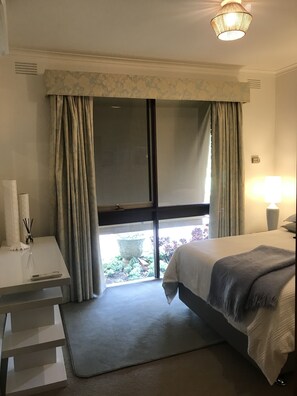 4 Schlafzimmer, Zimmersafe, Schreibtisch, Bügeleisen/Bügelbrett
