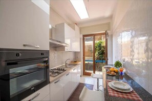 Fridge, oven, stovetop, coffee/tea maker