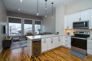 Refrigerador, microondas, horno y parrilla de estufa 