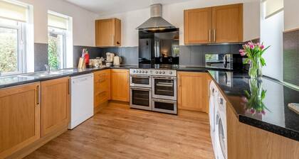 Finisla, Cosy 3 bedroom house in the centre of Brodick