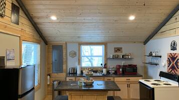 Micro-ondes, four, plaque de cuisson, cafetière/bouilloire