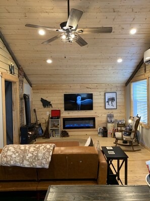 Smart TV, fireplace