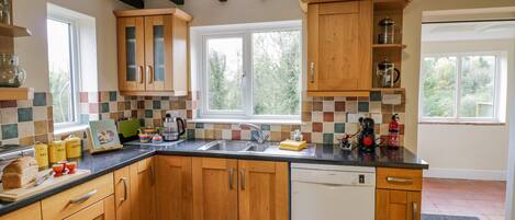 ثلاجة، غسالة أطباق، غلّاية كهربائية، محمصة خبز