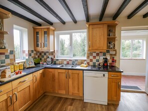 ثلاجة، غسالة أطباق، غلّاية كهربائية، محمصة خبز