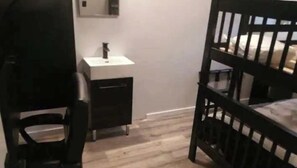 2 bedrooms, desk, free WiFi, bed sheets