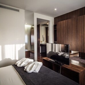 Egyptian cotton sheets, premium bedding, Tempur-Pedic beds, minibar - Executive Hotel Samba (Luanda)