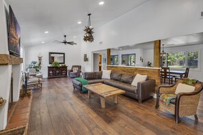 Smart-TV, peis, bordtennis og bøker