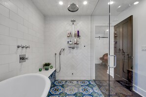 Een bad, een haardroger, een bidet, handdoeken