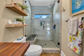 Bathtub, hair dryer, bidet, towels - Private gated home, pool/hot tub, bbq, beach, families, summer vacation.   (Encinitas)