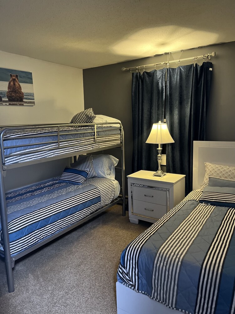 Large House, Fireplace Near Sugar and Grandfather Mountain & downtown