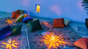 A rooftop terrace with a view of a cityscape and mountains. - Dar Jinane 2: Cosy and Stylish (Chefchaouen)