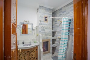 Suihku, hiustenkuivaaja, pyyhkeet, saippua