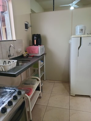 Réfrigérateur, four à micro-ondes, un four, surface de cuisson
