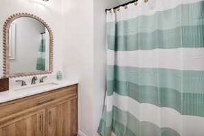 Duschwanne, Handtücher, Seife, Shampoo