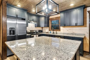 ثلاجة، ميكروويف، فرن، موقد طهي مسطح