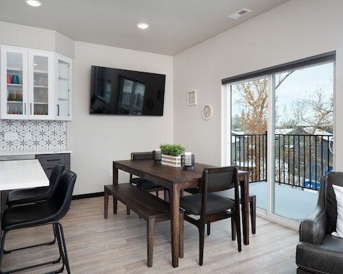 Spacious & Industrial Condo - Perfect for the Whole Gang! Dogs Ok & Great Rates!