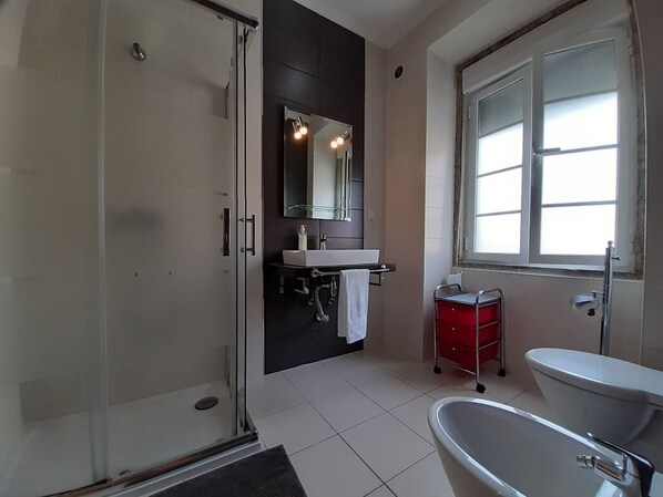 Dusche, Haartrockner, Bidet, Handtücher
