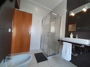 Dusche, Haartrockner, Bidet, Handtücher