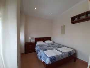 2 dormitorios, tabla de planchar con plancha, wifi gratis y ropa de cama