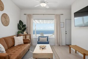 Televisión y chimenea 