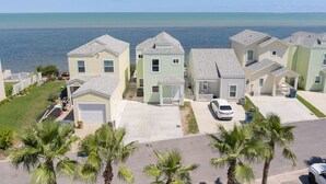 Una hilera de casas frente a la playa, con vista al océano.