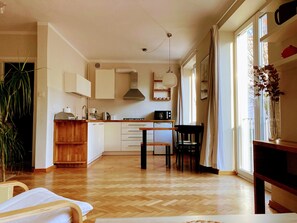 Kühlschrank, Mikrowelle, Herdplatte, Wasserkocher mit Kaffee-/Teezubehör