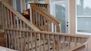 Un escalier en bois avec une rampe, menant à l’étage supérieur.