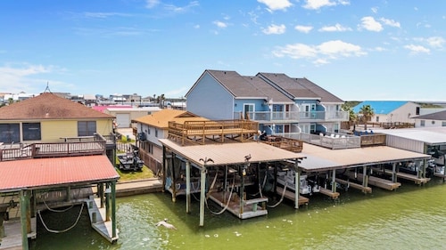 WATERFRONT Burnett House Up
