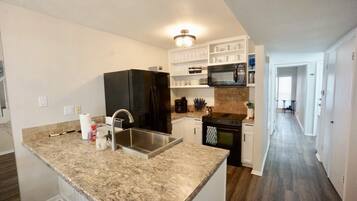 Køleskab, mikrobølgeovn, ovn, kogeplade