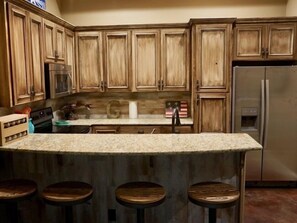 Refrigerador, microondas, horno y parrilla de estufa 