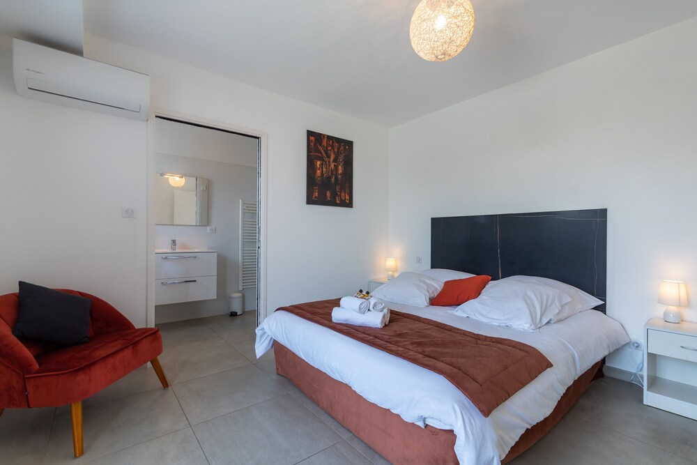 Villa ideal for family and friends Private pool and spa 5min beach