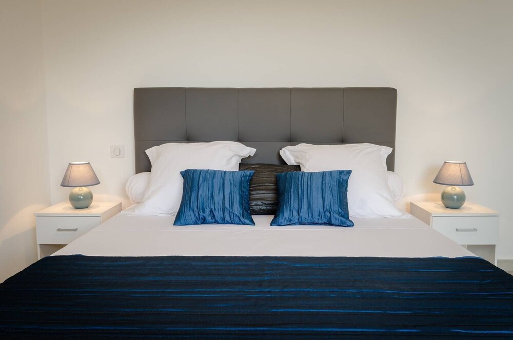 Villa ideal for family and friends Private pool and spa 5min beach