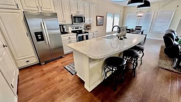 Refrigerador, microondas, horno, placa de cocina