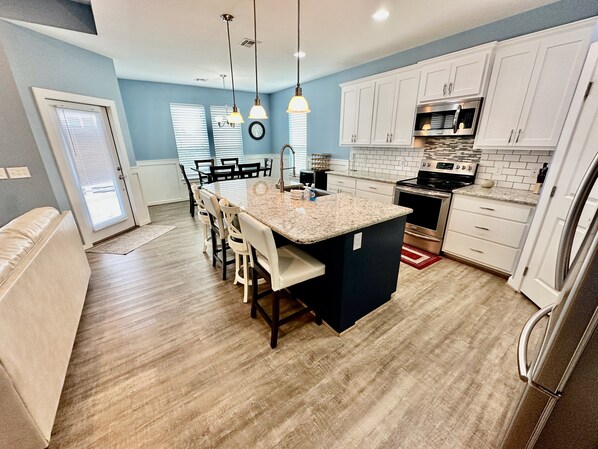 Refrigerador, microondas, horno y parrilla de estufa 