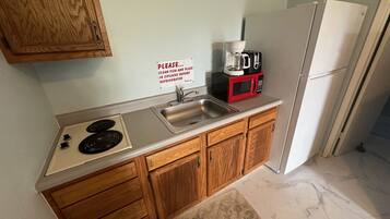 Réfrigérateur, micro-ondes, plaque de cuisson, lave-vaisselle